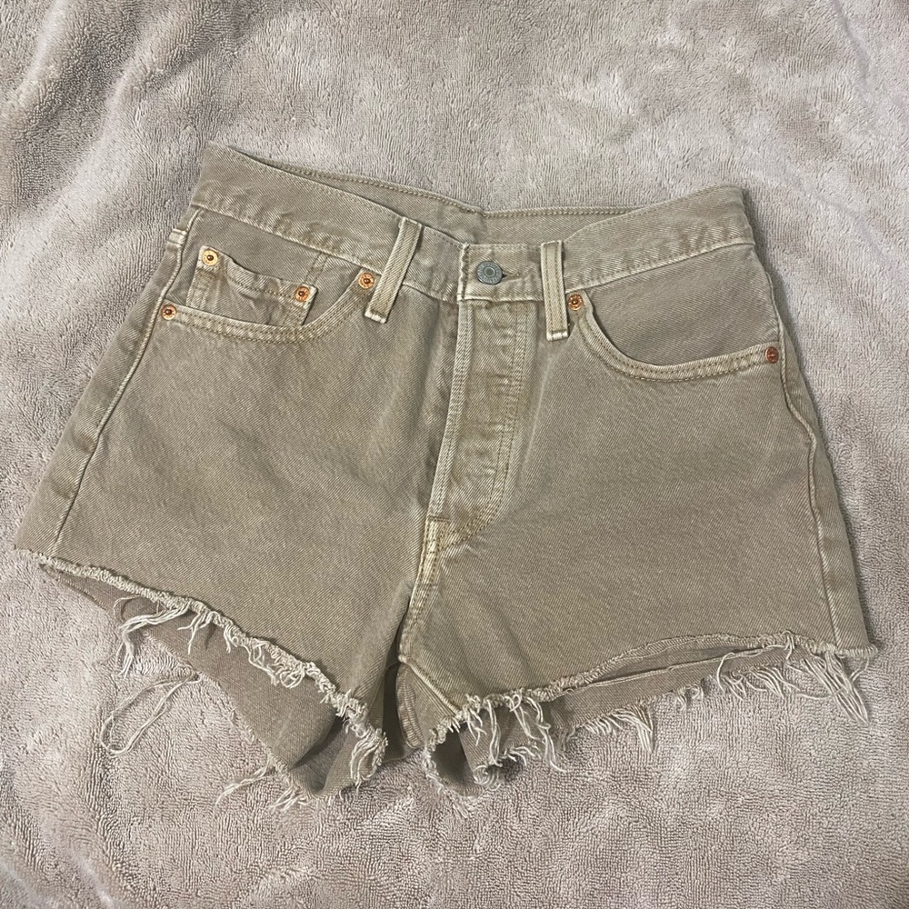501 Levi’s Women’s Khaki Shorts